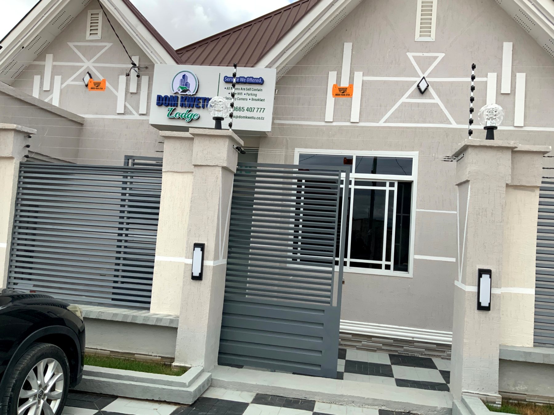 DomKwetu Lodge exterior and entrance